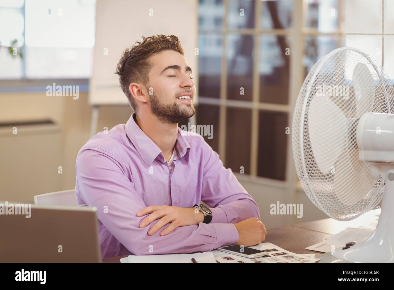 Geschäftsmann Entspannung im Büro Stockfoto