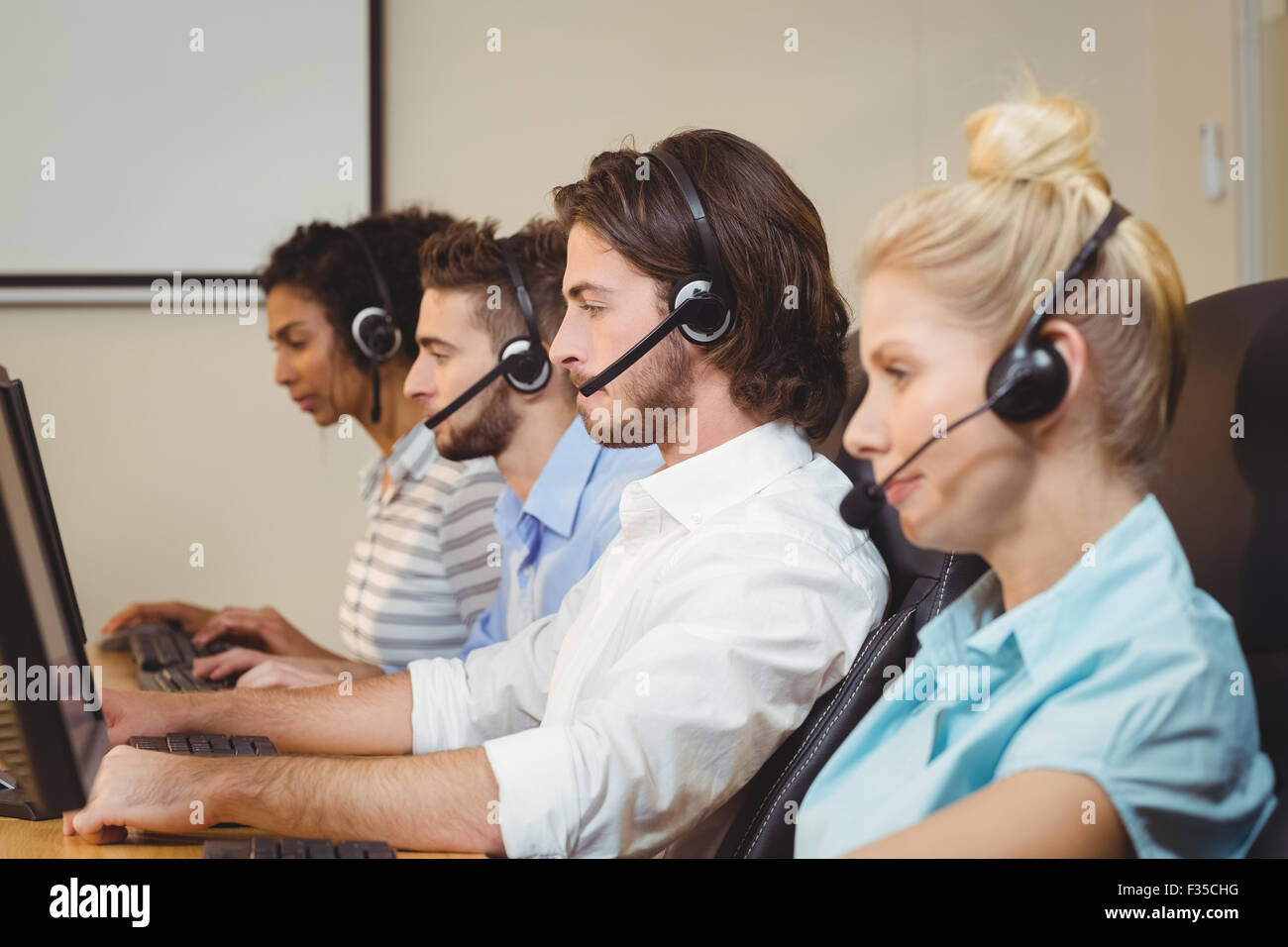 Führungskräfte im Callcenter arbeiten Stockfoto