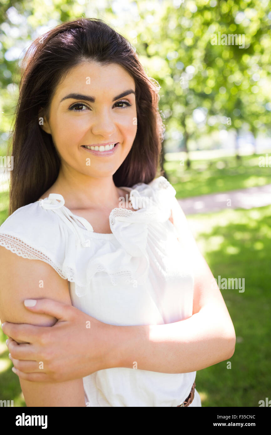 Porträt von fröhlich selbstbewusste Frau im park Stockfoto