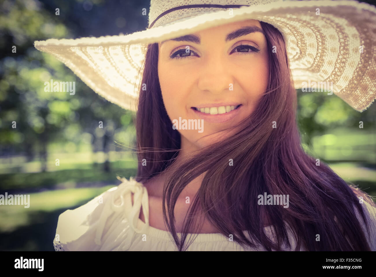 Porträt der lächelnde Frau in Sonnenhut Stockfoto