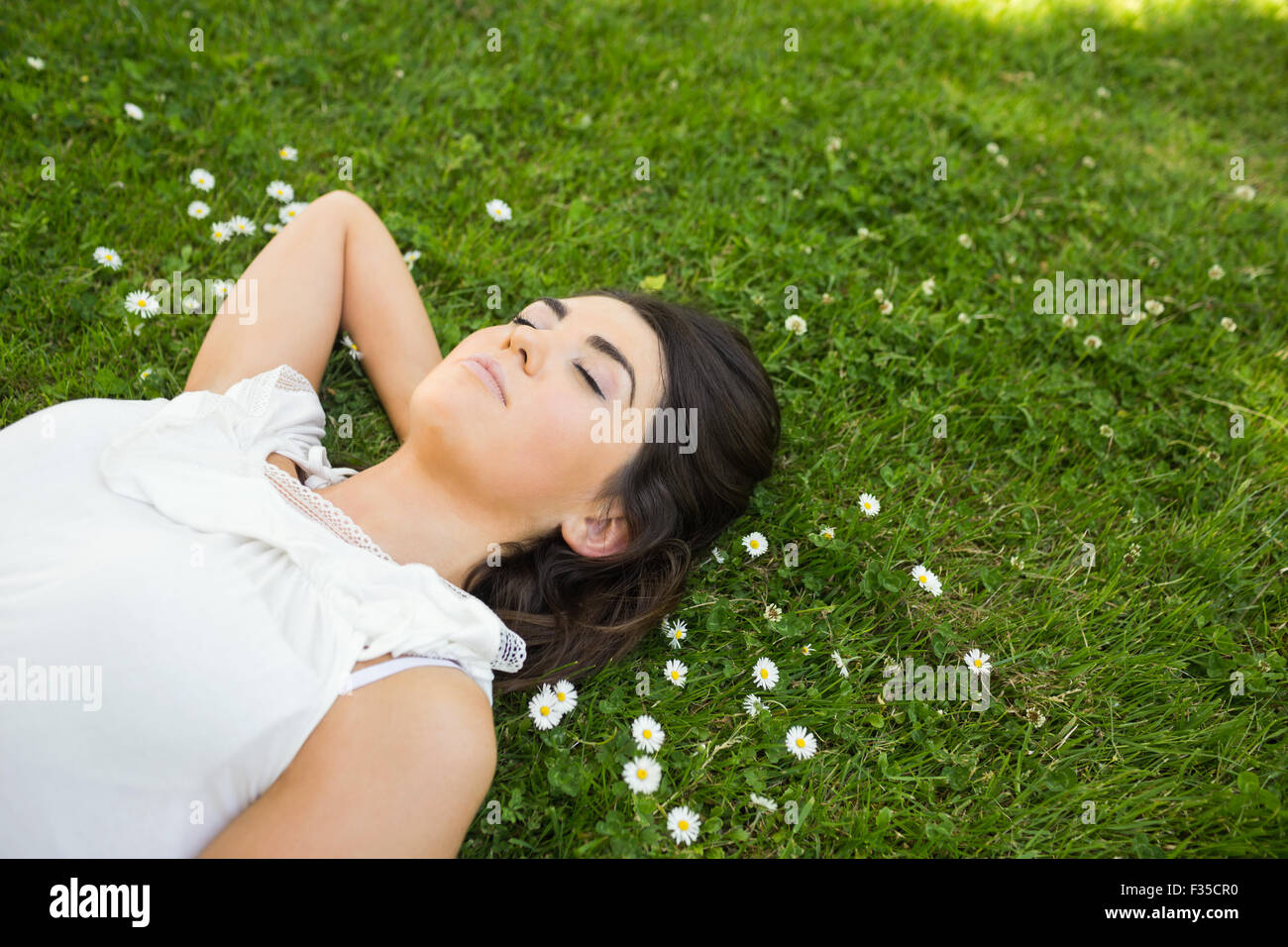 Frau mit Hand hinter den Kopf auf Grünland entspannen Stockfoto