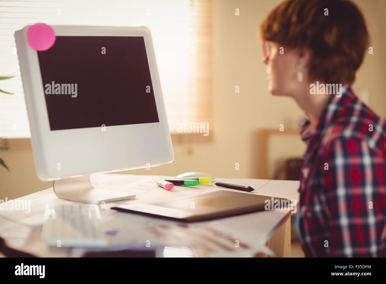Geschäftsfrau sucht auf ihrem computer Stockfoto