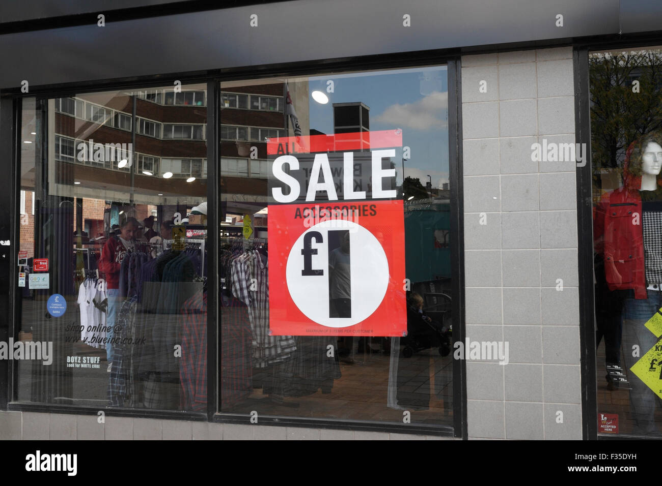 Plakat mit Verkaufsschild im Schaufenster der Läden, Sheffield Stadtzentrum England Großbritannien, wirtschaftlicher Abschwung Stockfoto