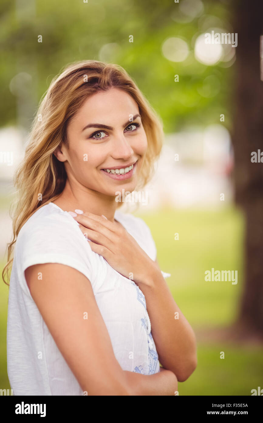Porträt der glückliche Frau im park Stockfoto