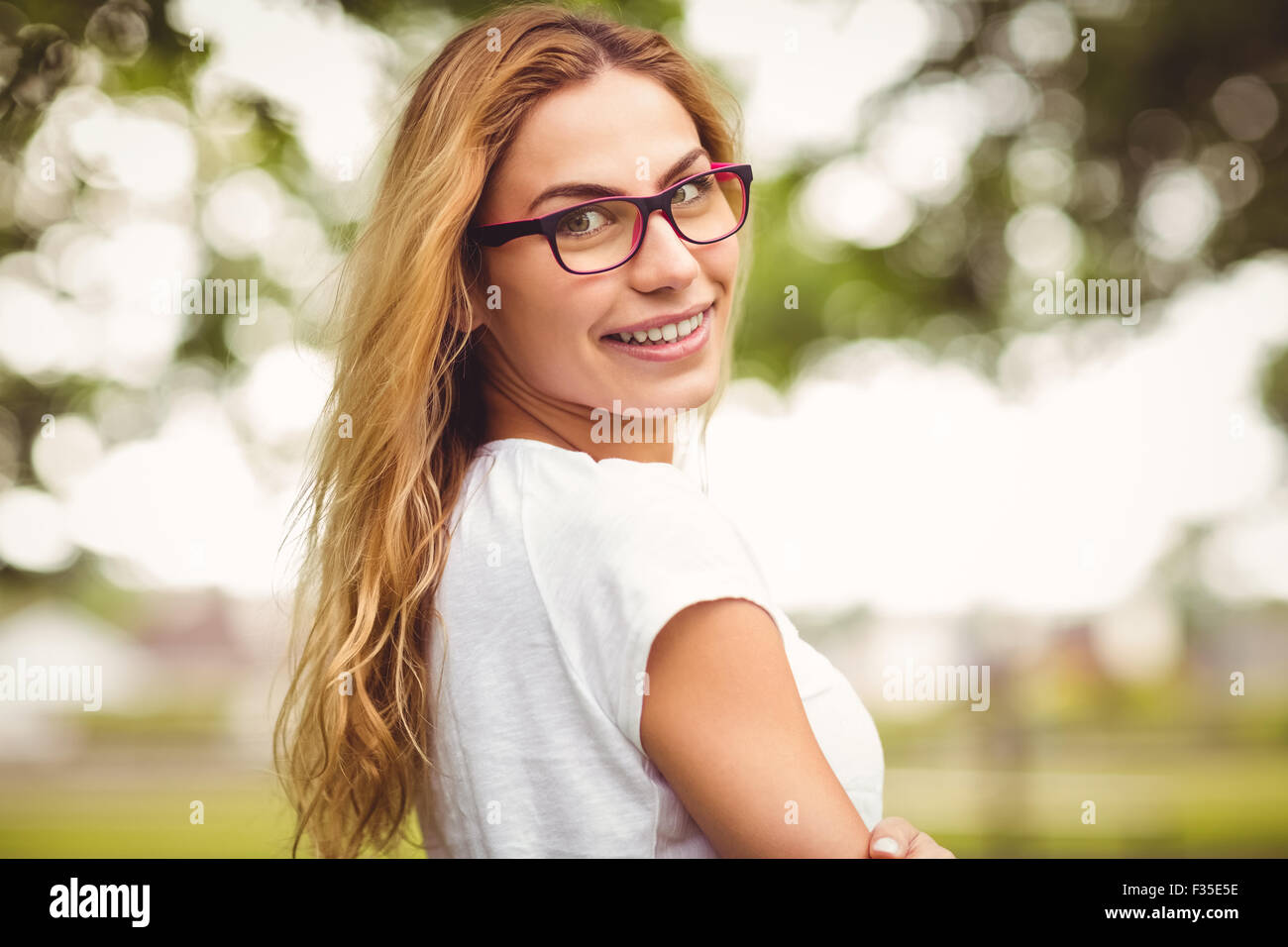 Seitenansicht des lächelnden Frau mit Brille im park Stockfoto