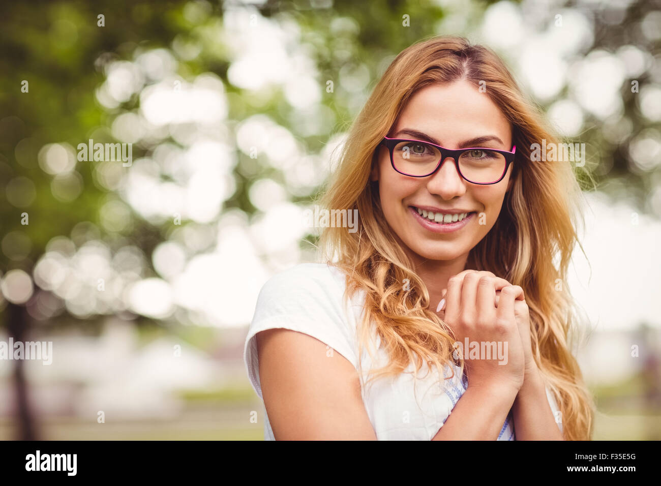 Porträt der lächelnde Frau tragen Brillen mit den Händen umklammert Stockfoto