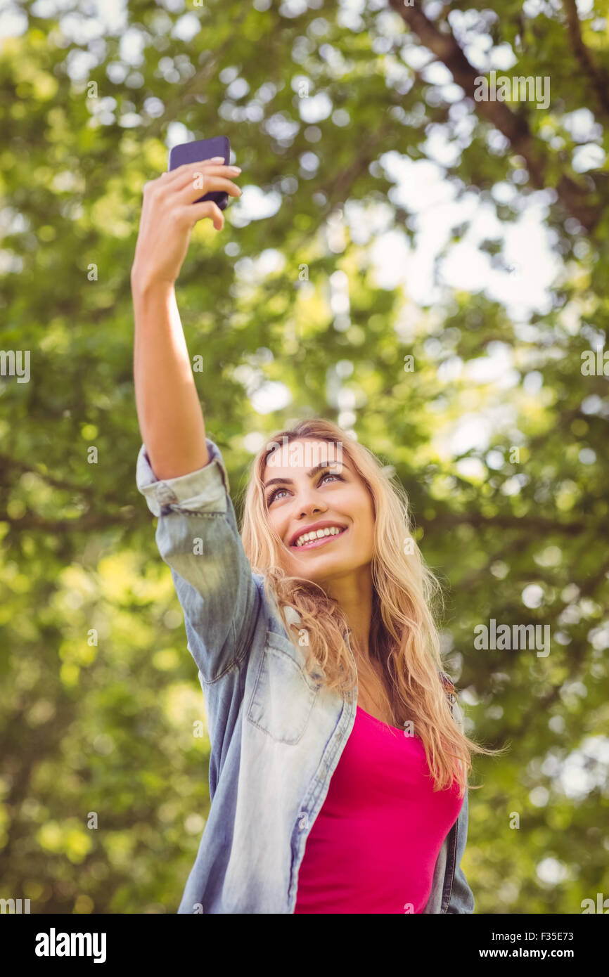 Niedrigen Winkel Blick lächelnder Frau nehmen selfie Stockfoto