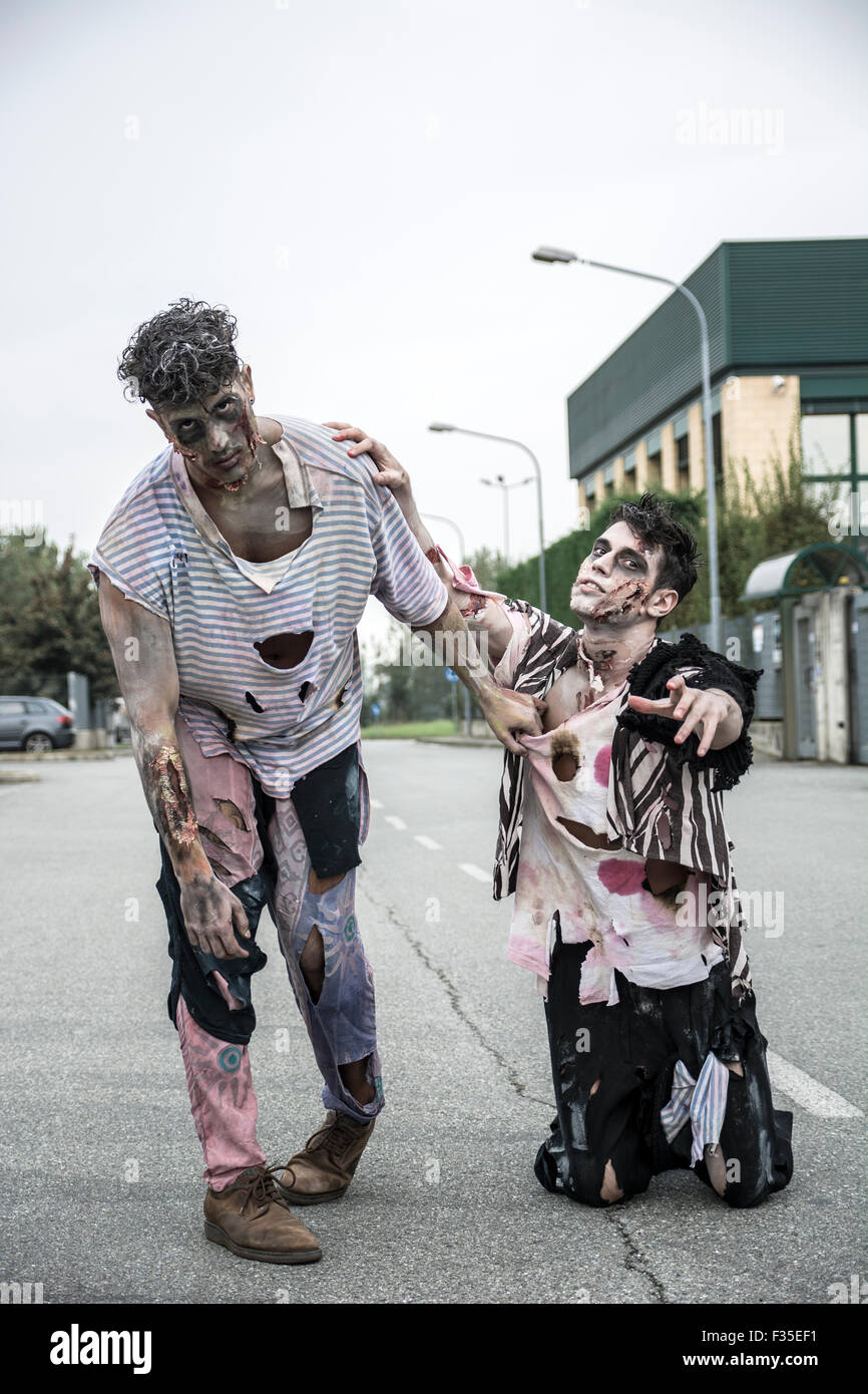Zwei männliche Zombies stehen in leere Stadtstraße Blick in die Kamera Stockfoto