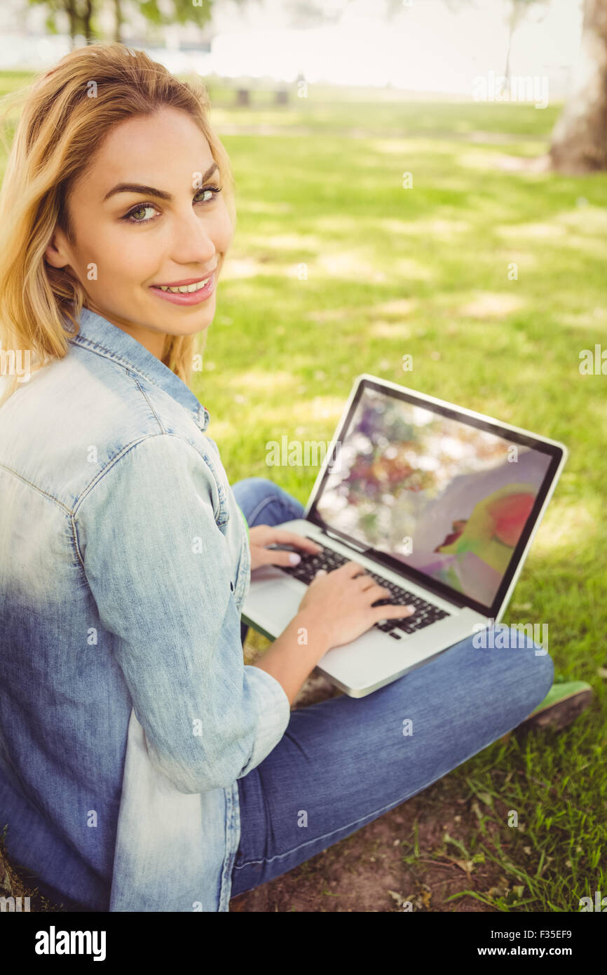 Portrait von Lächelnden Frau mit Laptop Stockfoto