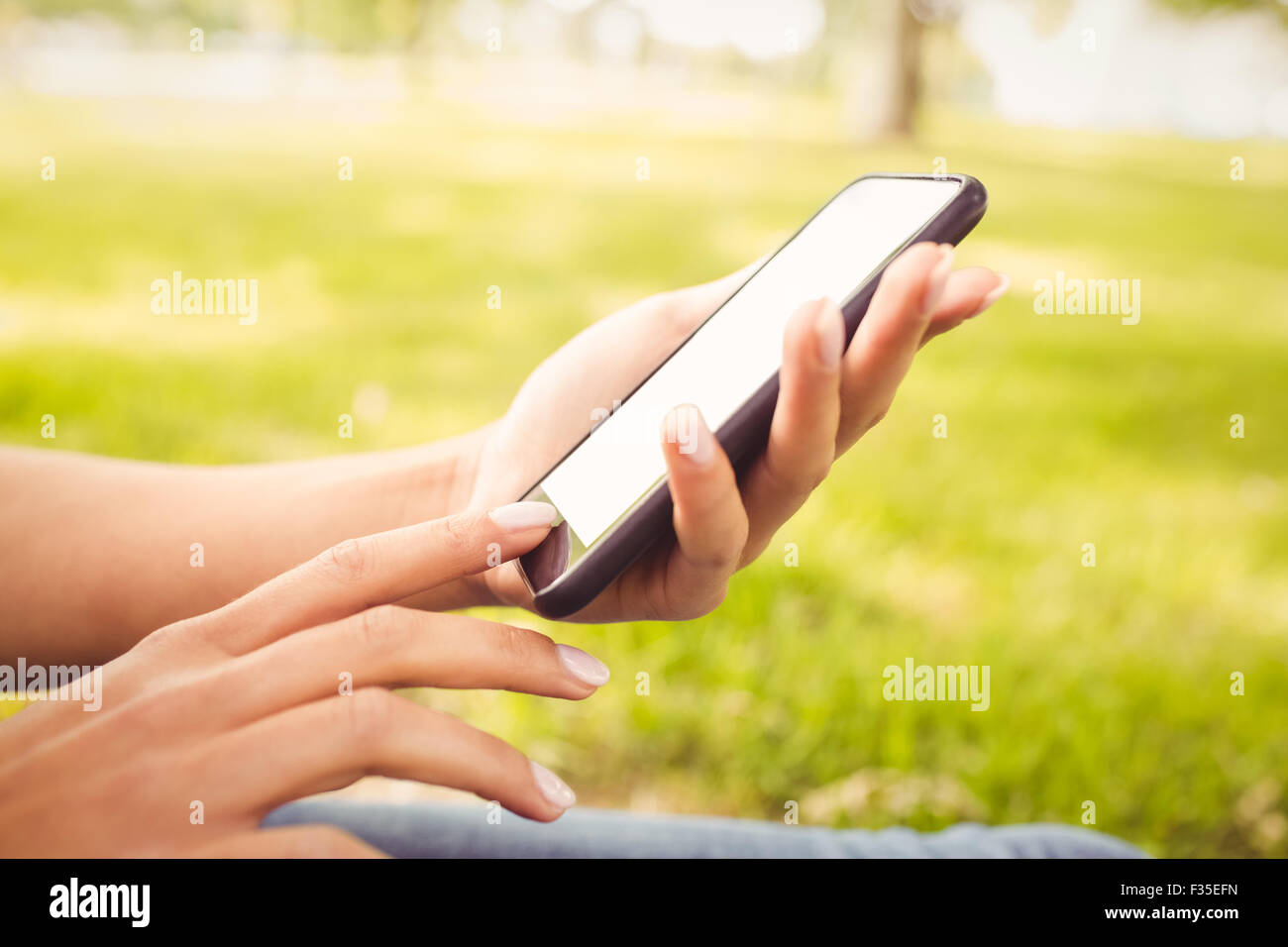 Abgeschnittenen Hand mit smartphone Stockfoto