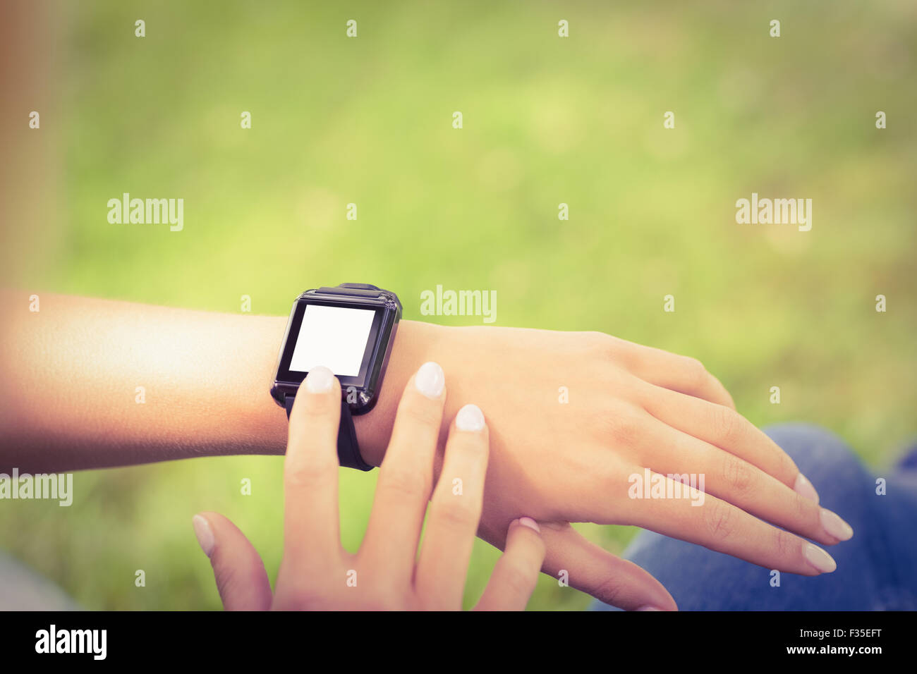 Erhöhte Ansicht von Frau berühren Smartwatch Stockfoto