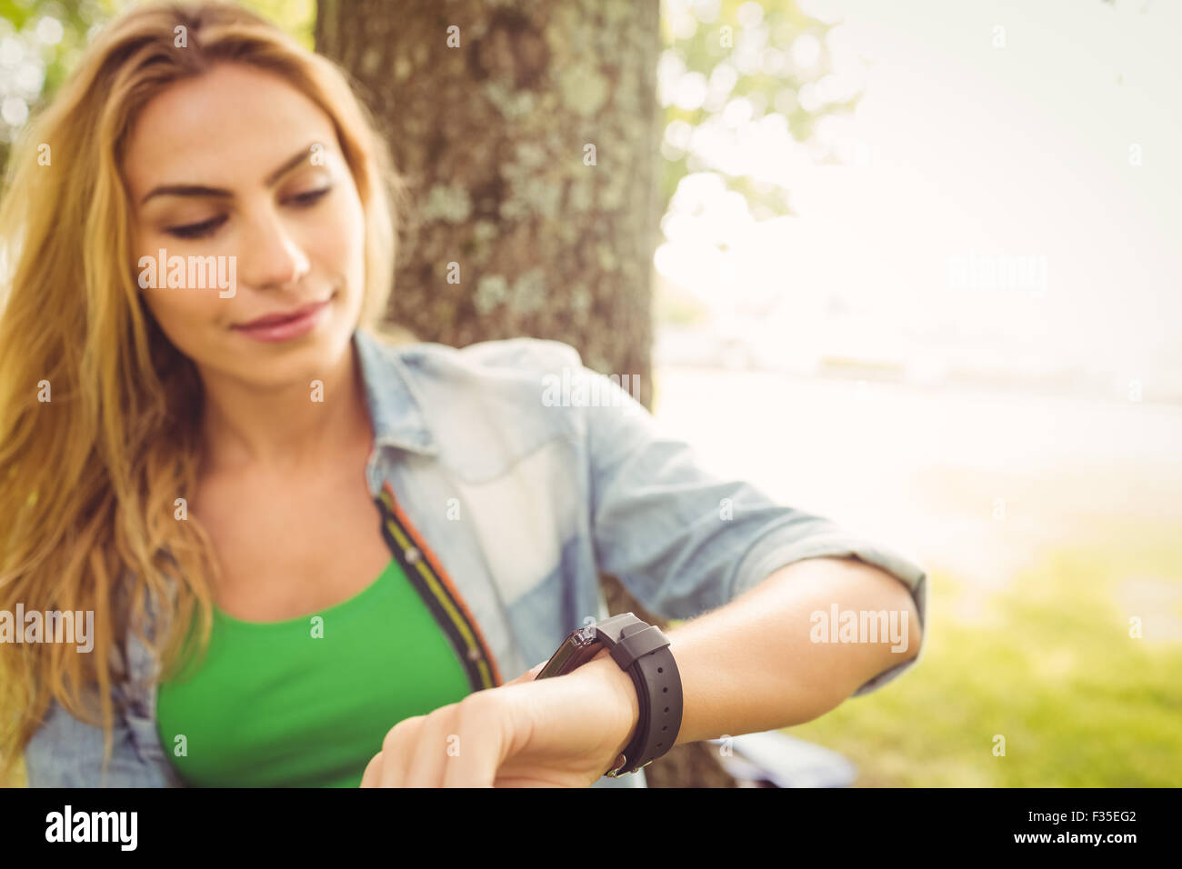 Lächelnde Frau berühren Smartwatch Stockfoto