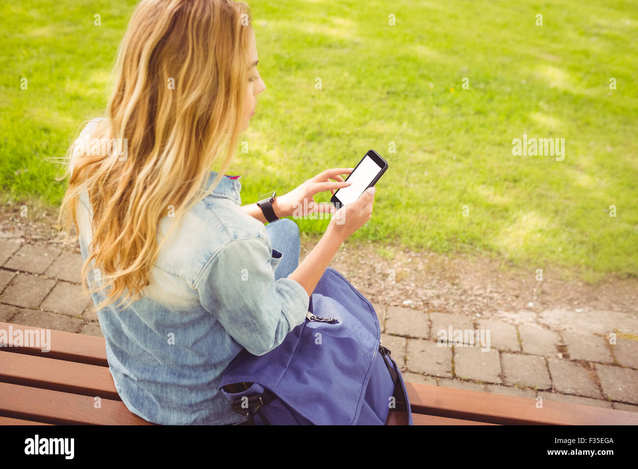 Erhöhte Ansicht von Frau mit Smartphone im park Stockfoto