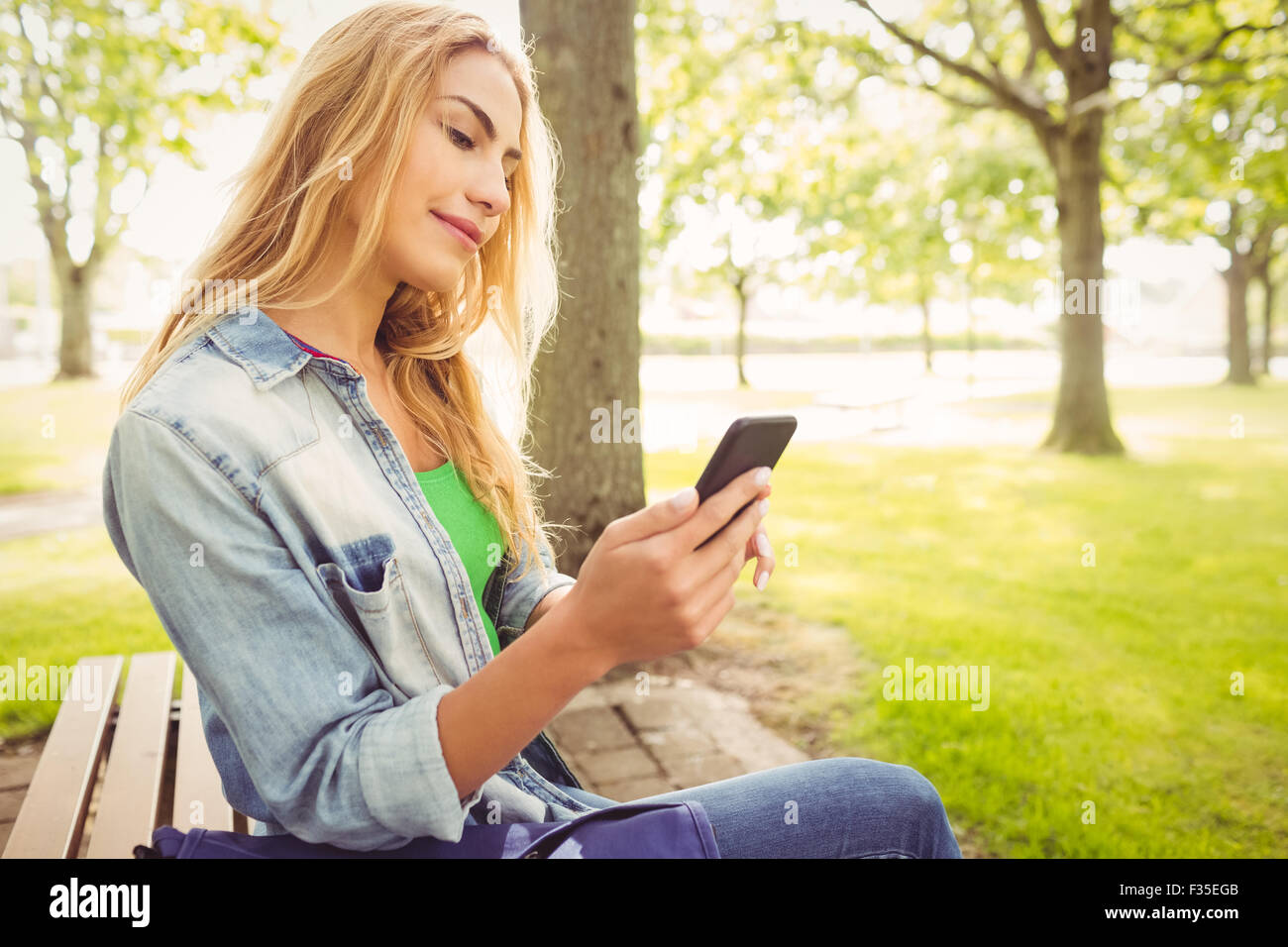 Schöne Frau mit Smartphone im park Stockfoto
