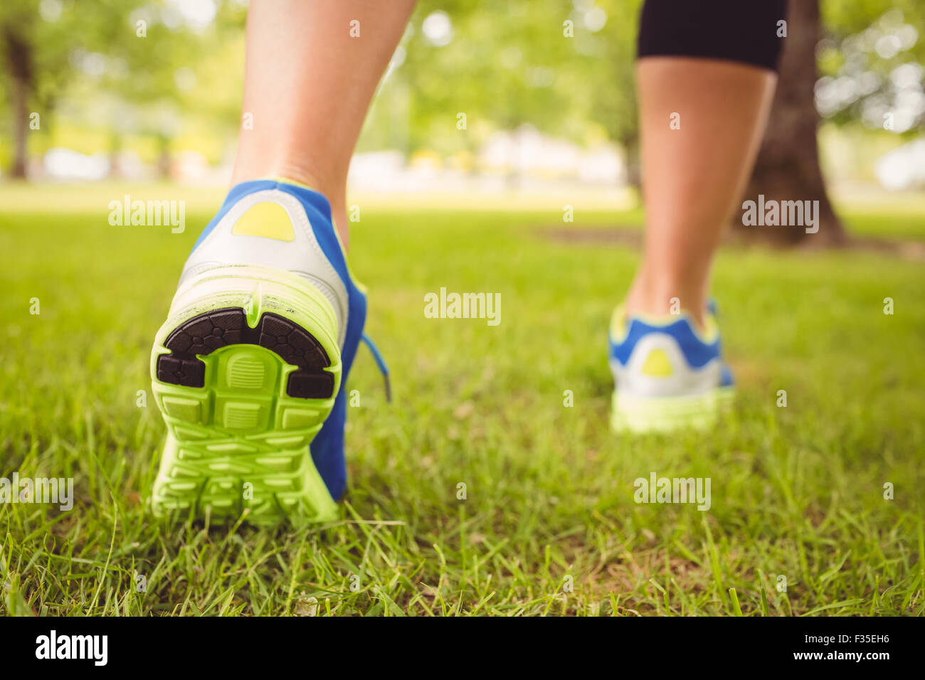 Geringer Teil der Frau tragen von Schuhen im park Stockfoto