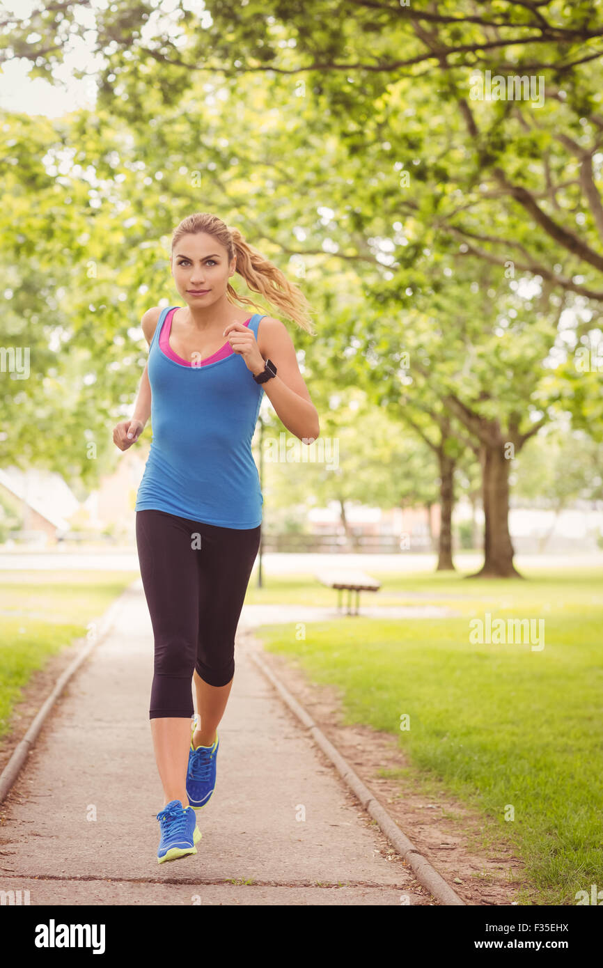 Selbstbewusste Frau im Park Joggen Stockfoto