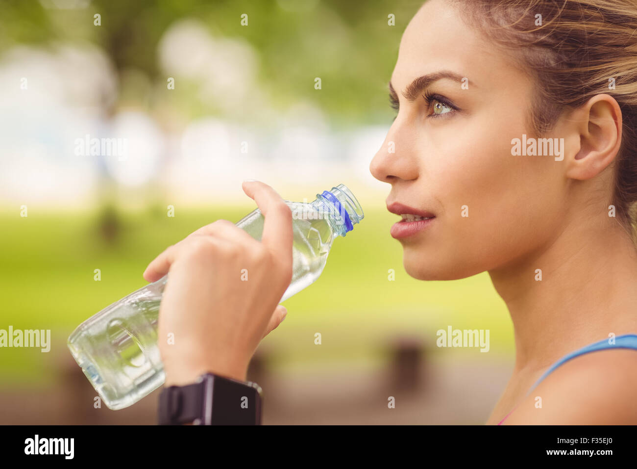 Nahaufnahme der Jogger Frau Trinkwasser Stockfoto