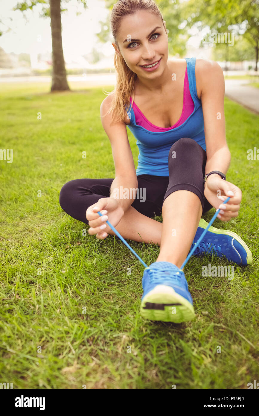 Porträt des Lächelns Jogger Frau Schnürsenkel binden Stockfoto