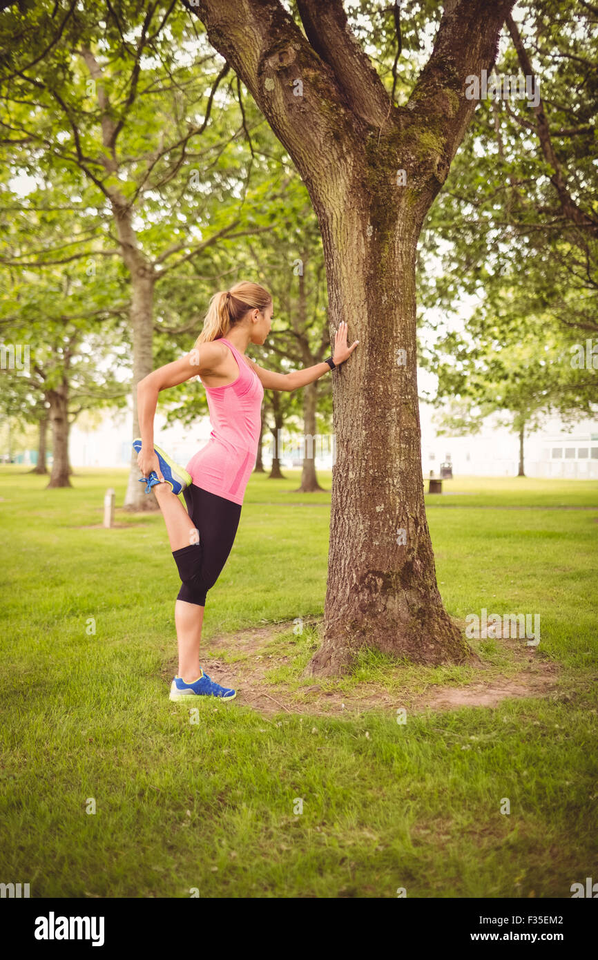 Gesamte Länge der Frau mit stretching Bein Training Stockfoto