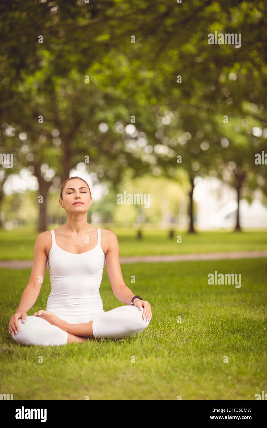 Frau sitzt in Lotus-pose Stockfoto