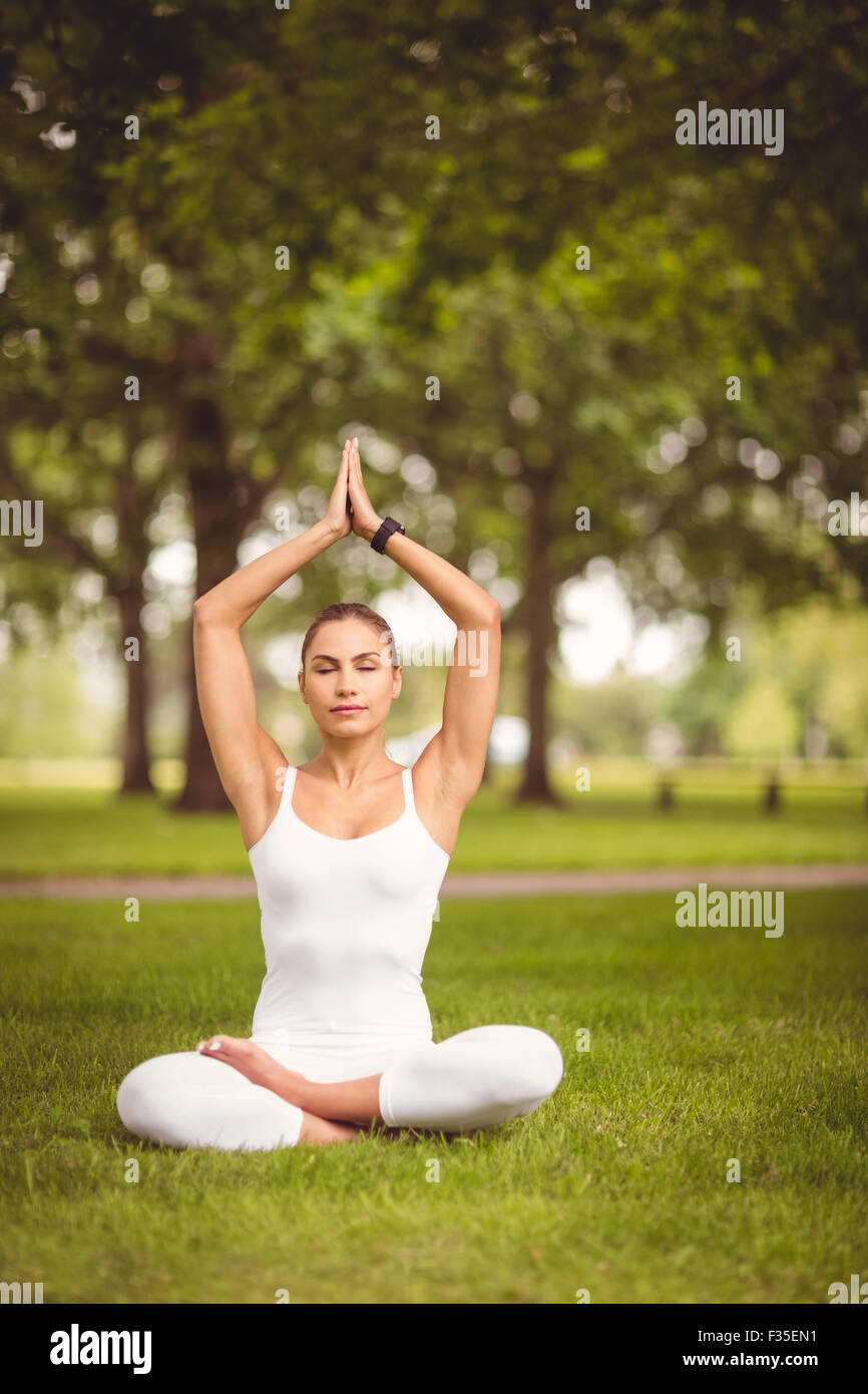 Gesamte Länge der selbstbewusste Frau sitzen in Lotus-pose Stockfoto