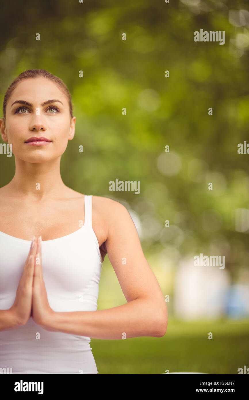 Selbstbewusste Frau mit den Händen umklammert Stockfoto