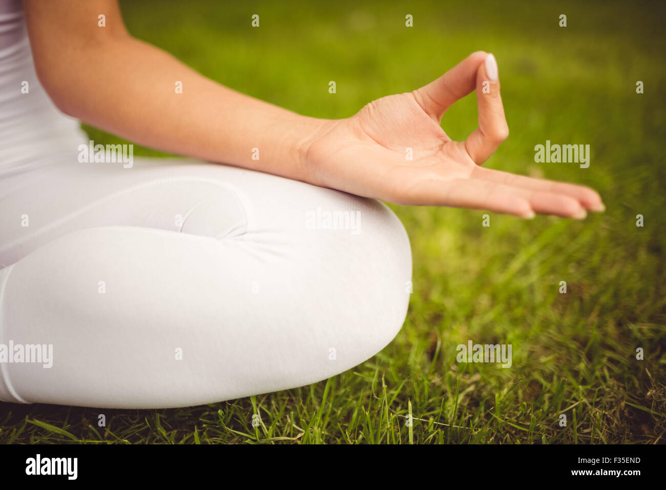 Nahaufnahme von Frau sitzt in Lotus-pose Stockfoto