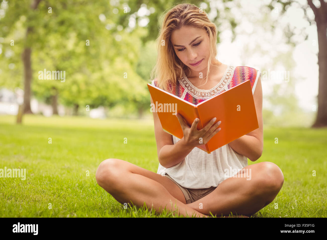 Gesamte Länge der Frau liest Buch Stockfoto