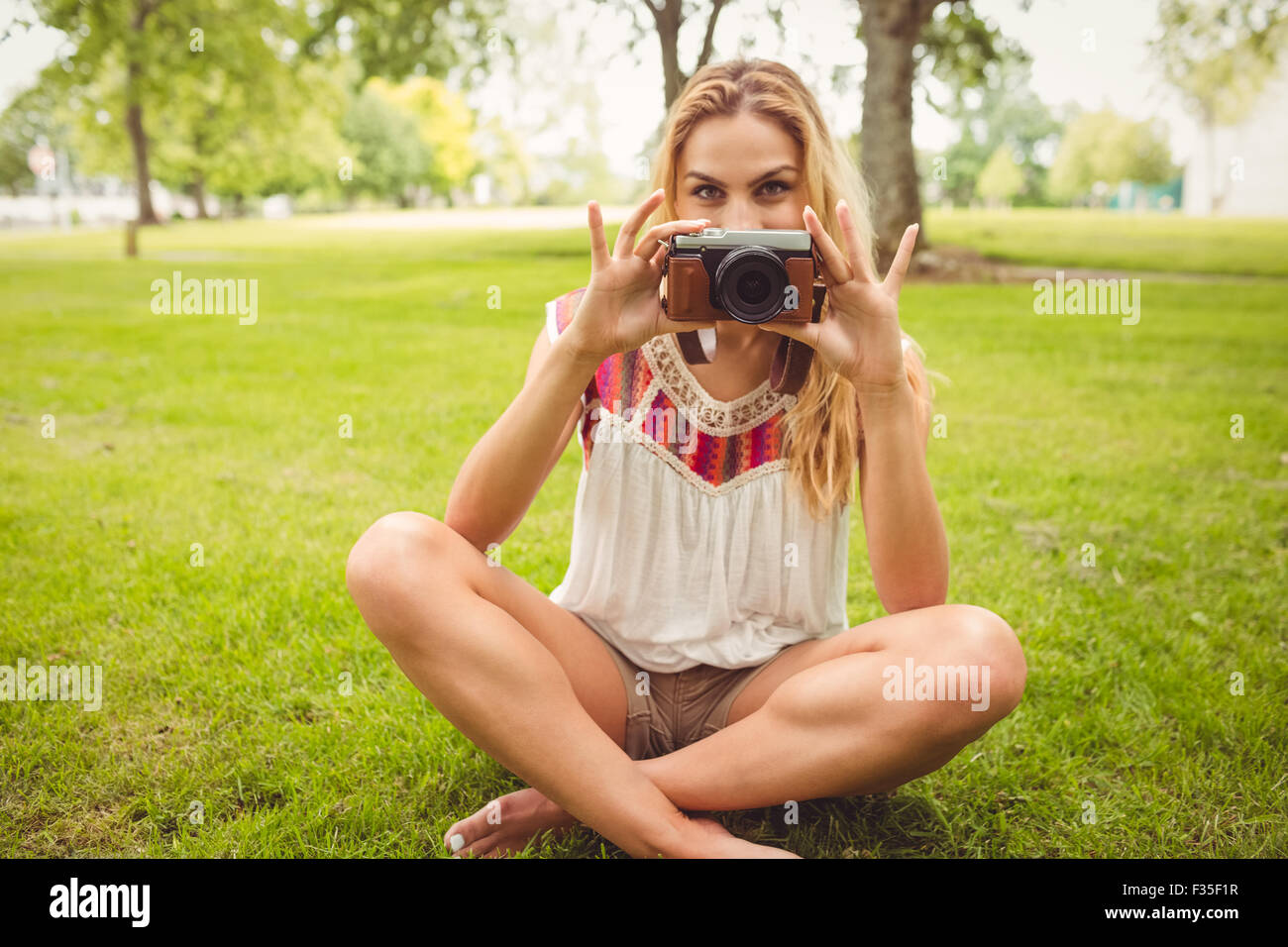 Porträt der Frau mit Kamera im park Stockfoto