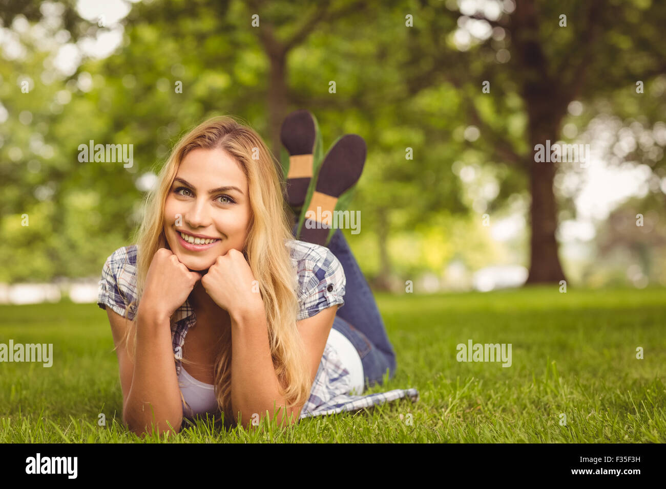 Portrait von glücklich Frau mit Hand am Kinn im park Stockfoto