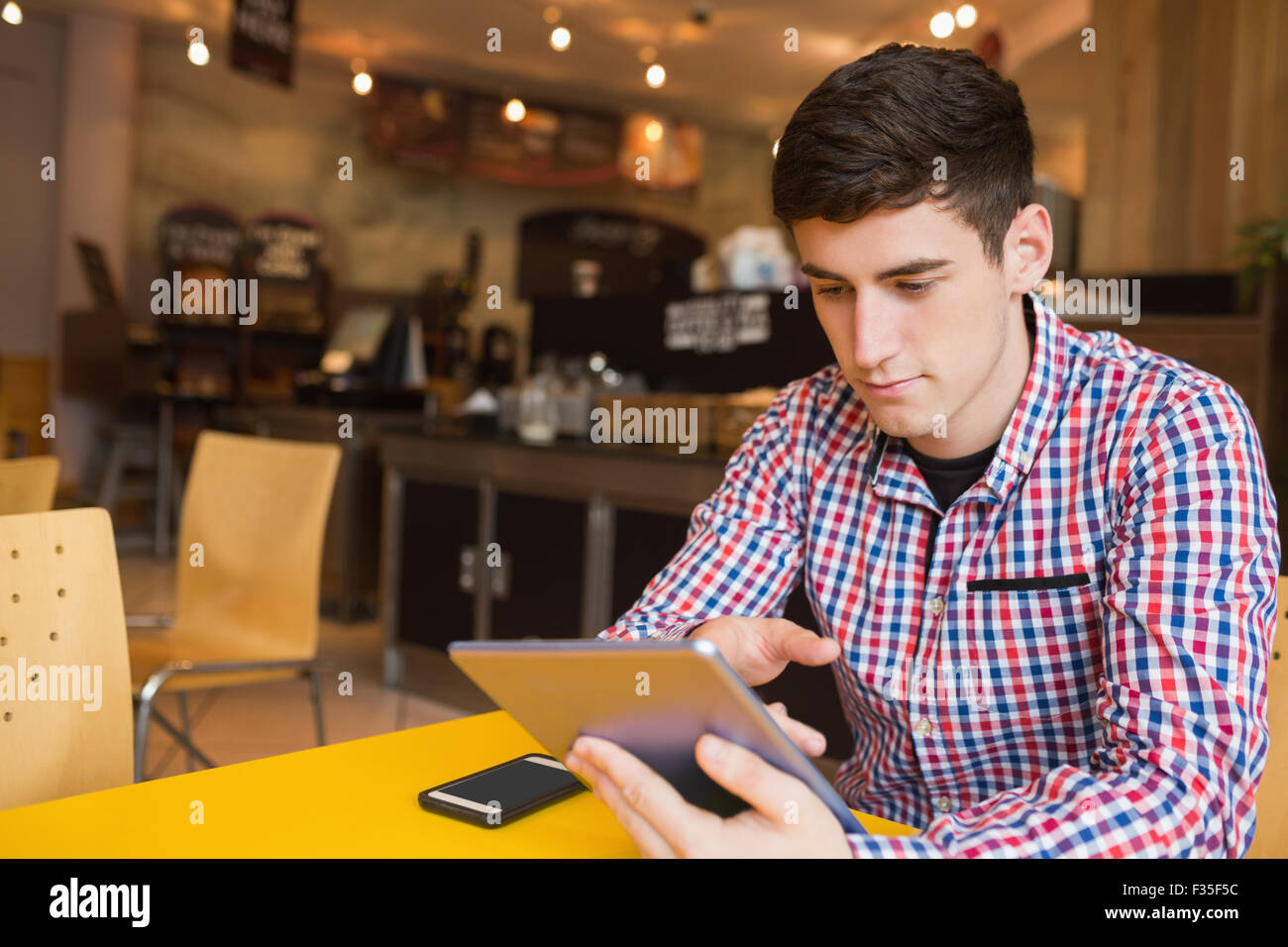 Junger Mann mit digital-Tablette Stockfoto