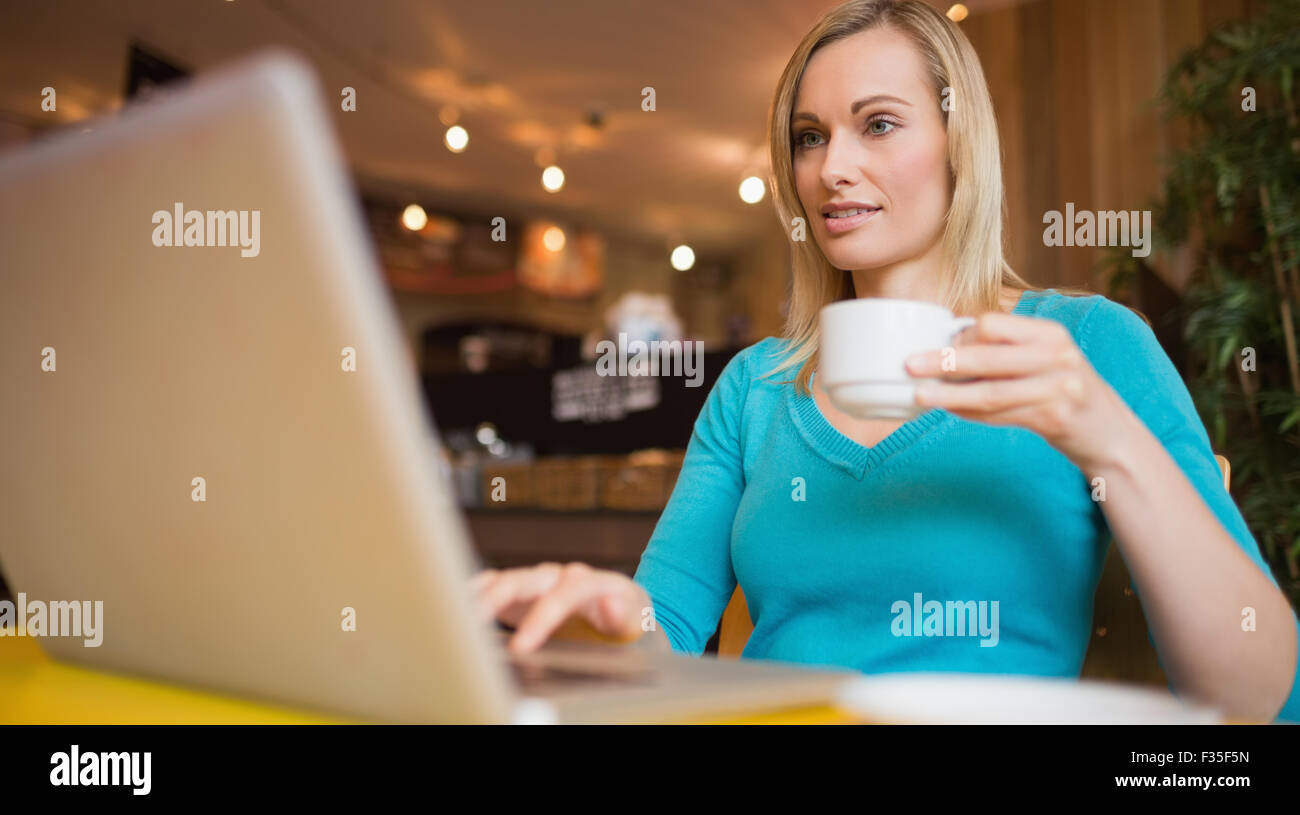 Junge Frau mit Kaffee mit laptop Stockfoto