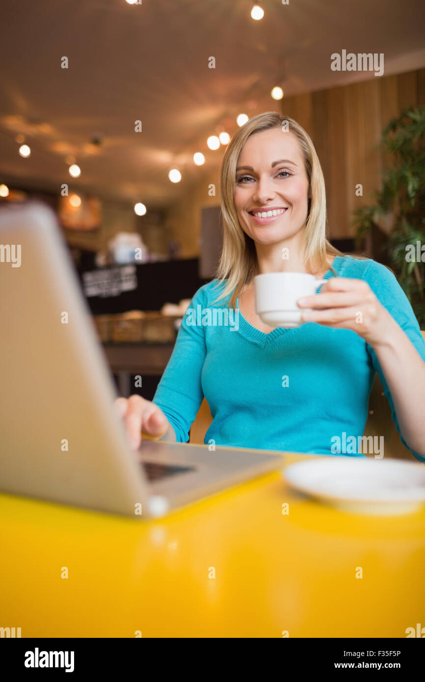 Porträt der glückliche junge Frau mit Kaffee mit laptop Stockfoto