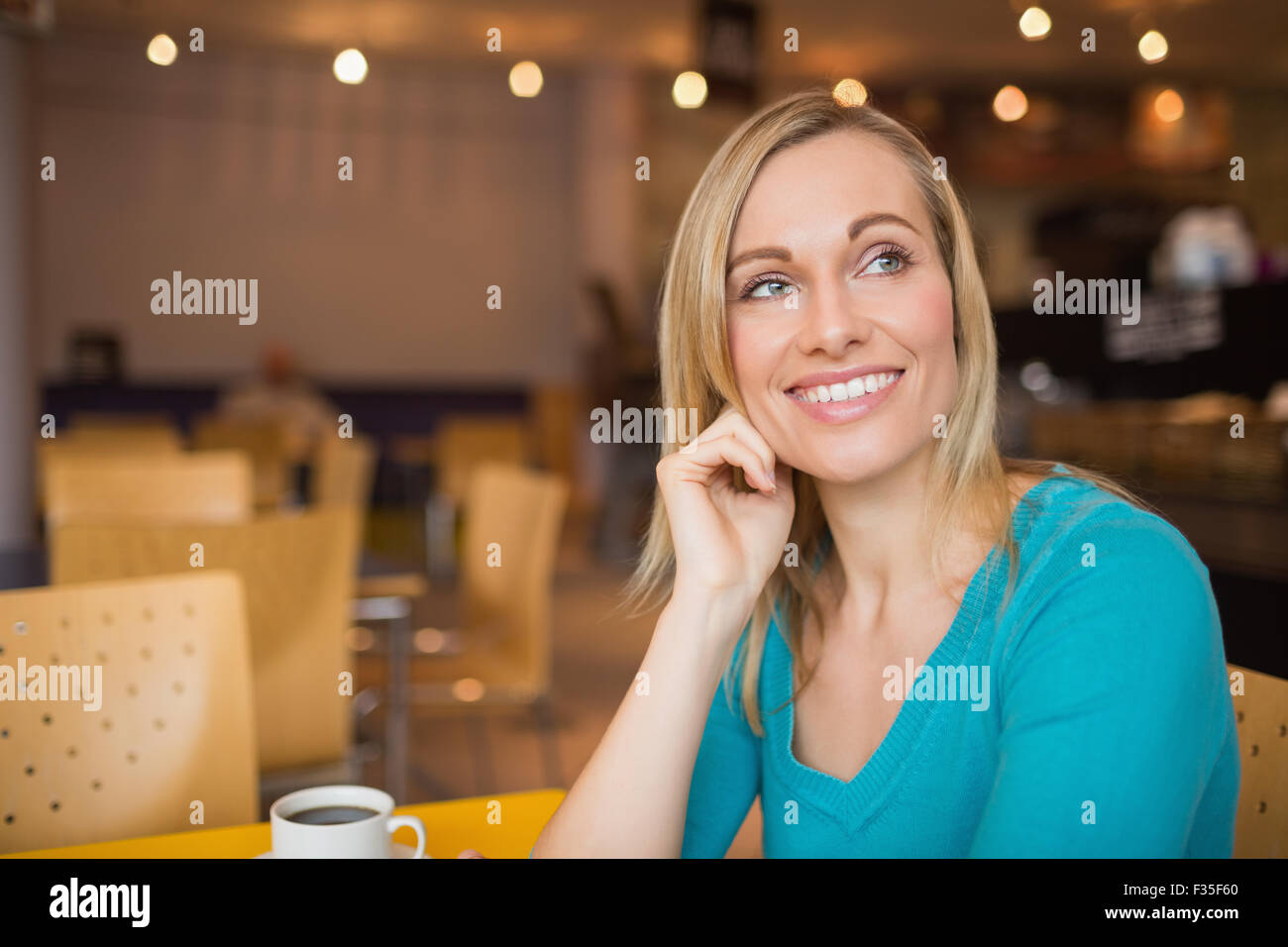 Glücklich nachdenkliche junge Frau wegschauen Stockfoto