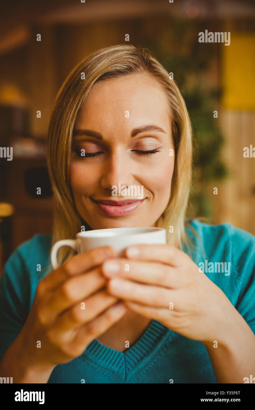 Junge Frau halten Kaffee Tasse Stockfoto