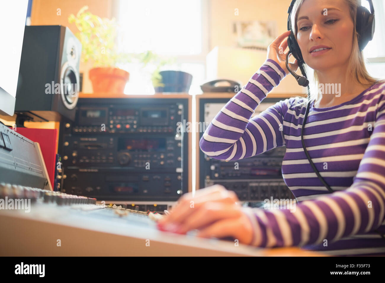 Junger Radiomoderator mit sound-Mixer im studio Stockfoto