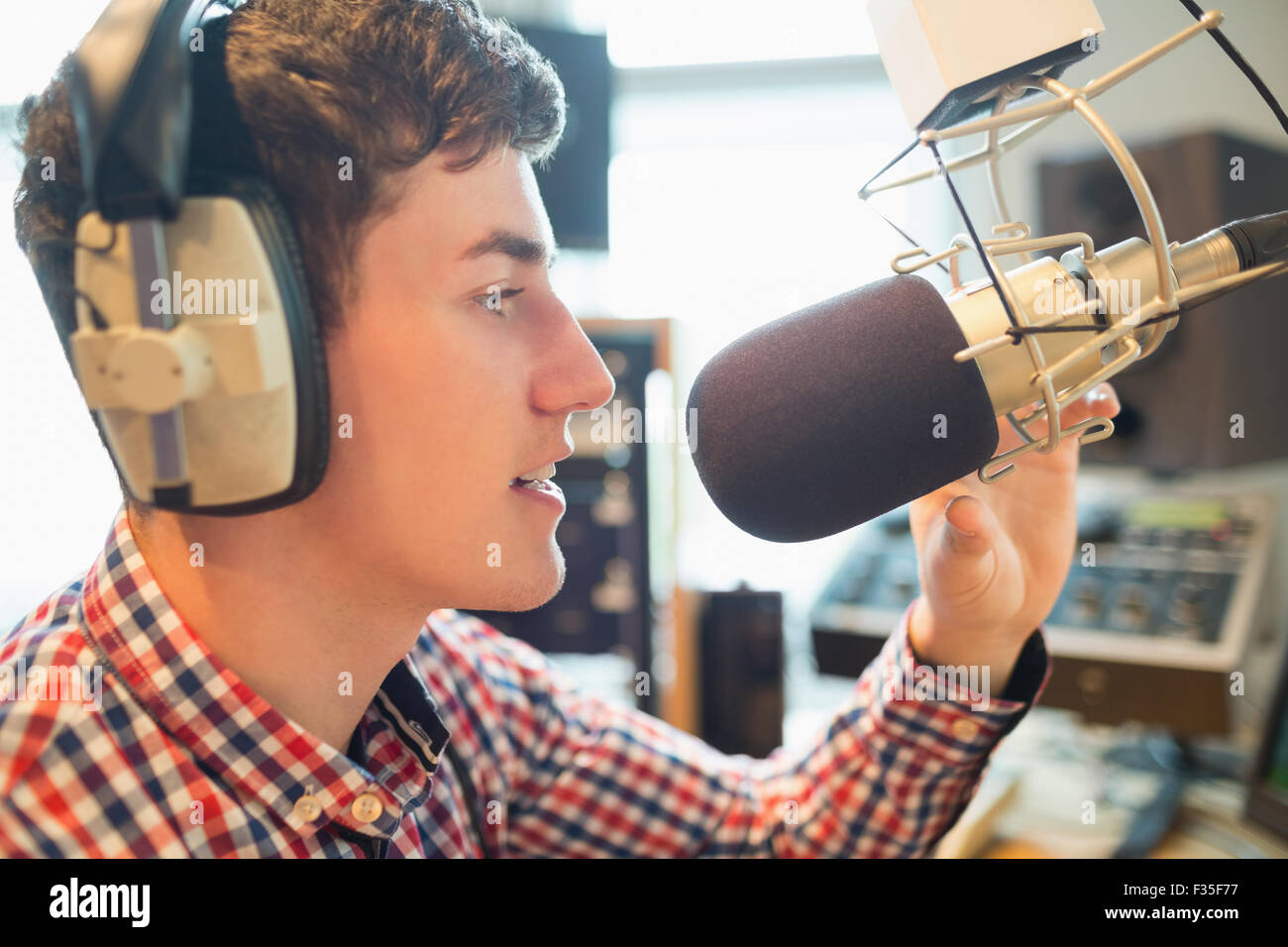 Junger Radiomoderator Rundfunk im studio Stockfoto