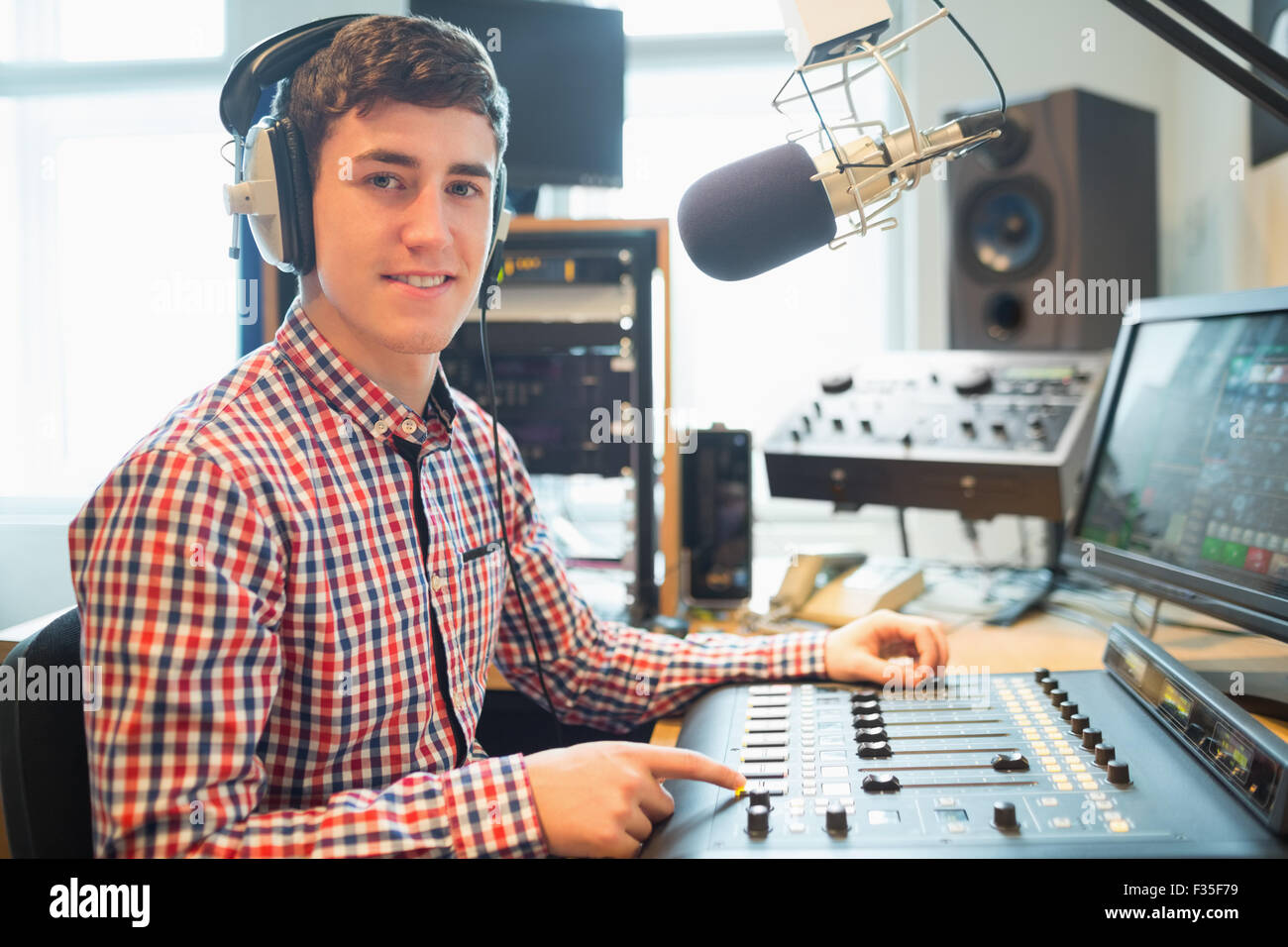 Porträt von Radiomoderator mit sound-mixer Stockfoto