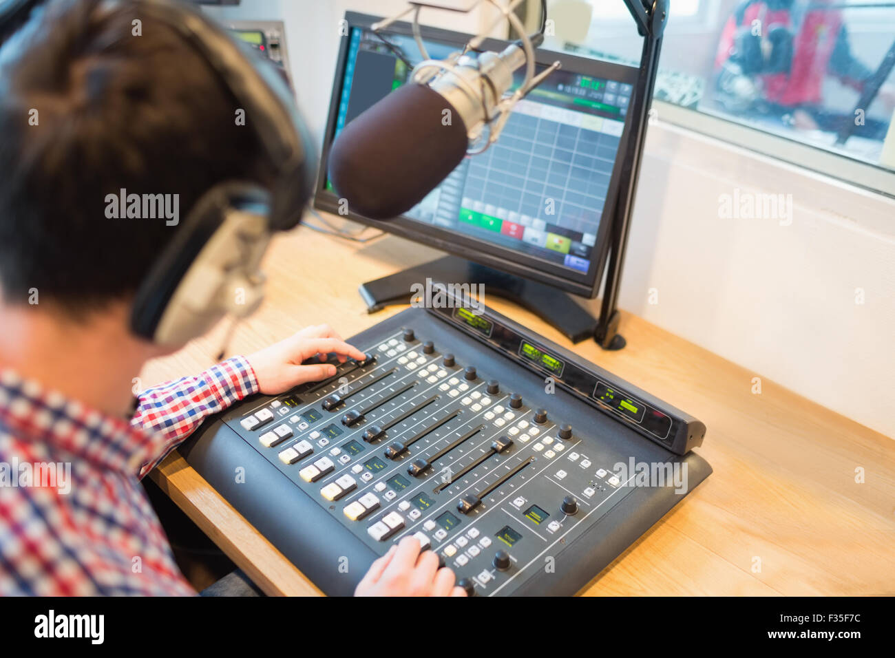 Erhöhte Ansicht der Radiomoderator sound-Mixer in Betrieb Stockfoto