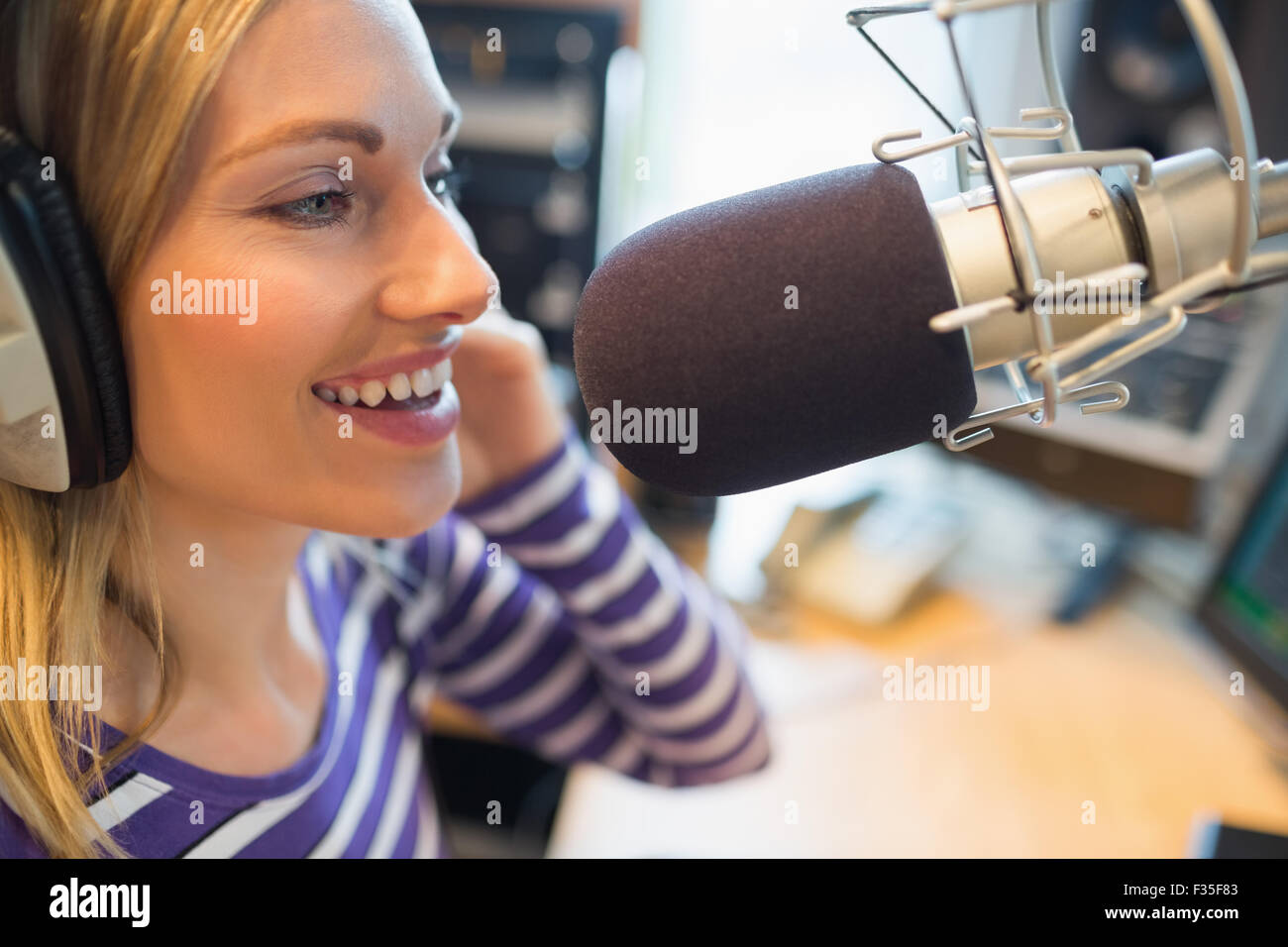 Glückliche junge weibliche Radiomoderator Rundfunk im studio Stockfoto