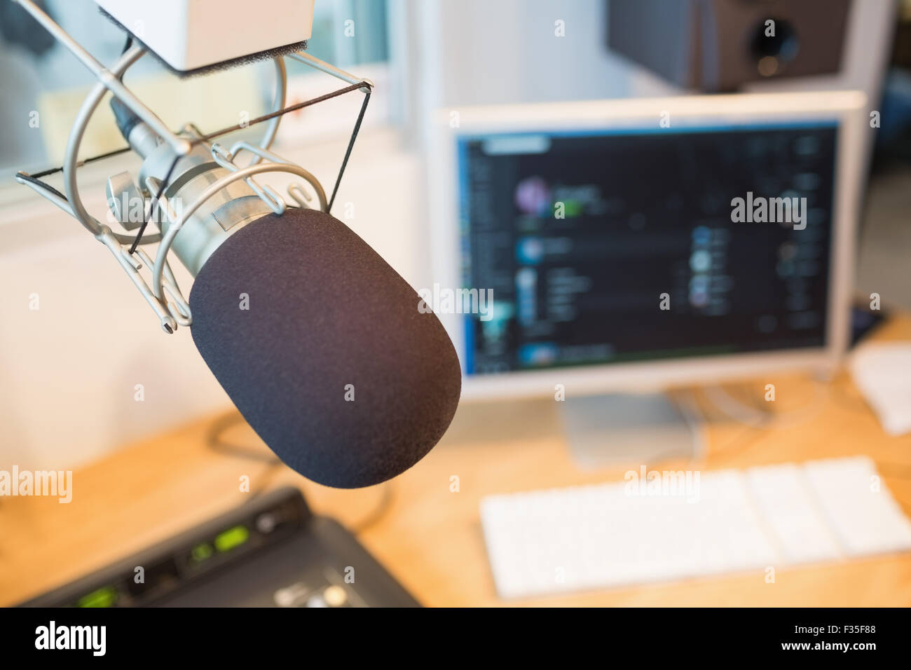 Mikrofon im Radiosender Stockfoto