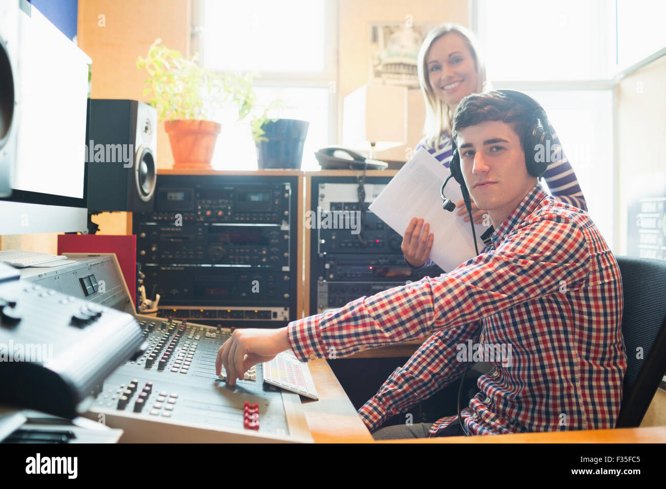 Porträt von männlichen Radiomoderator mit sound-mixer Stockfoto