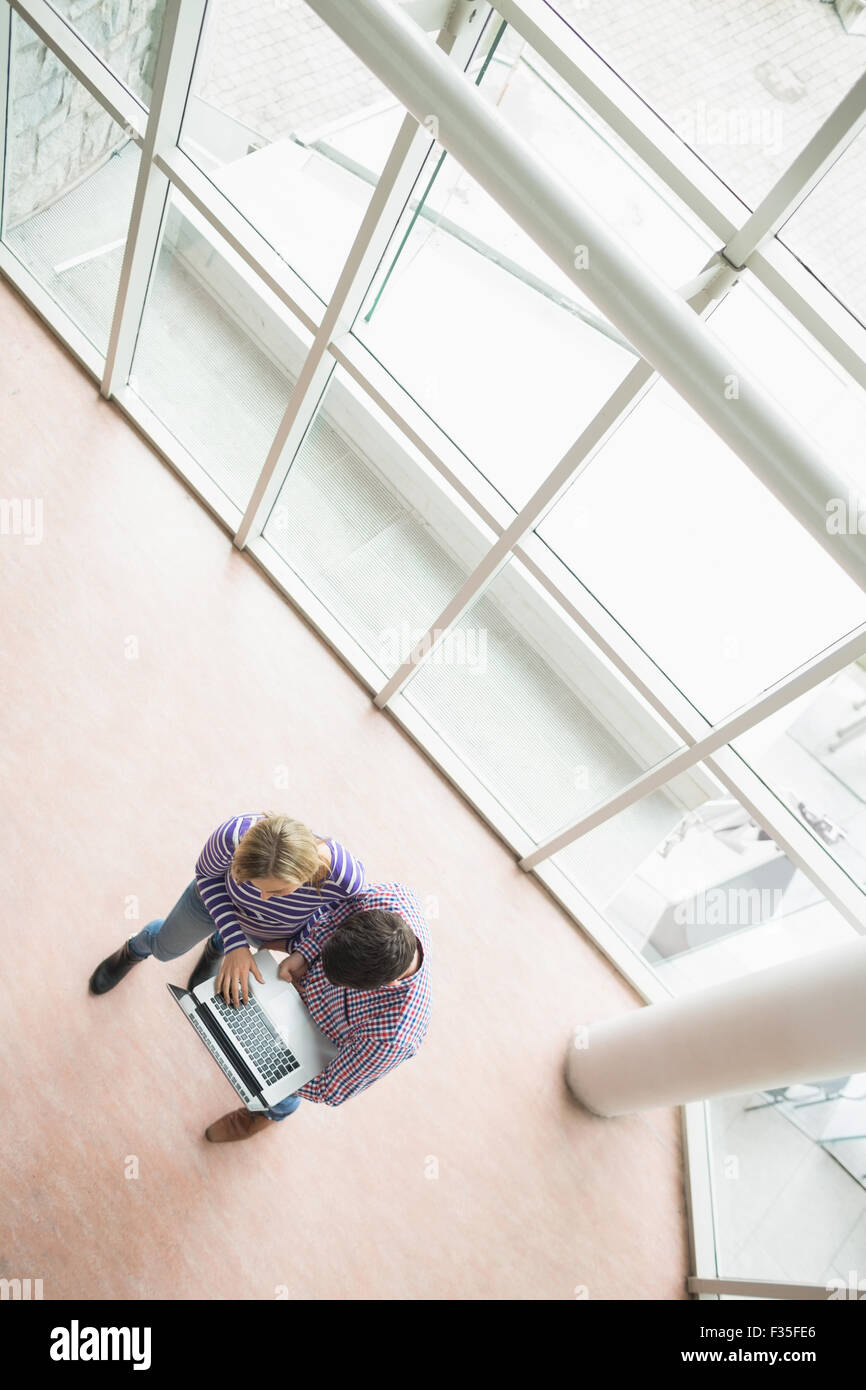 Erhöhte Ansicht von College-Studenten mit laptop Stockfoto