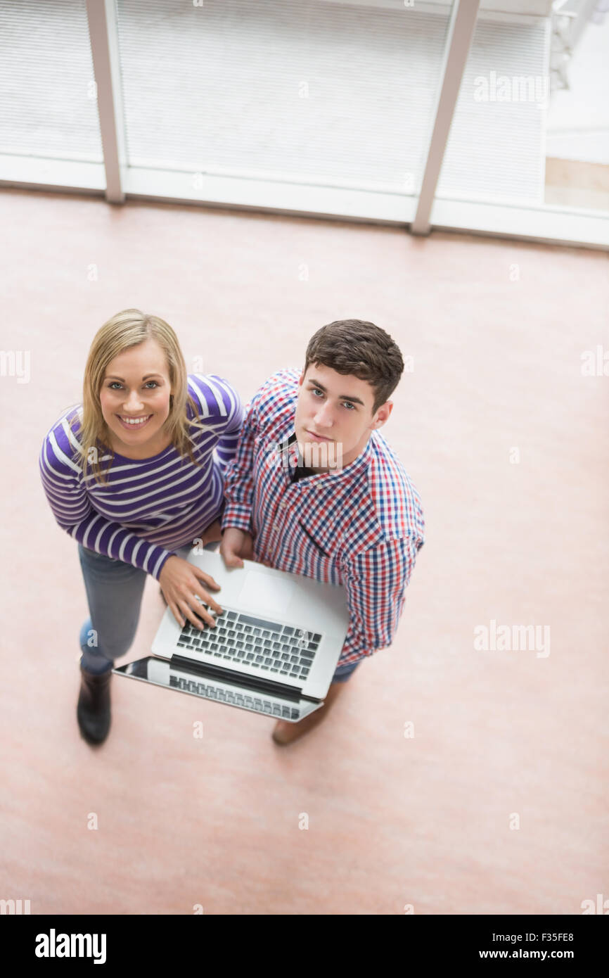 Porträt von glücklichen jungen Studenten mit laptop Stockfoto