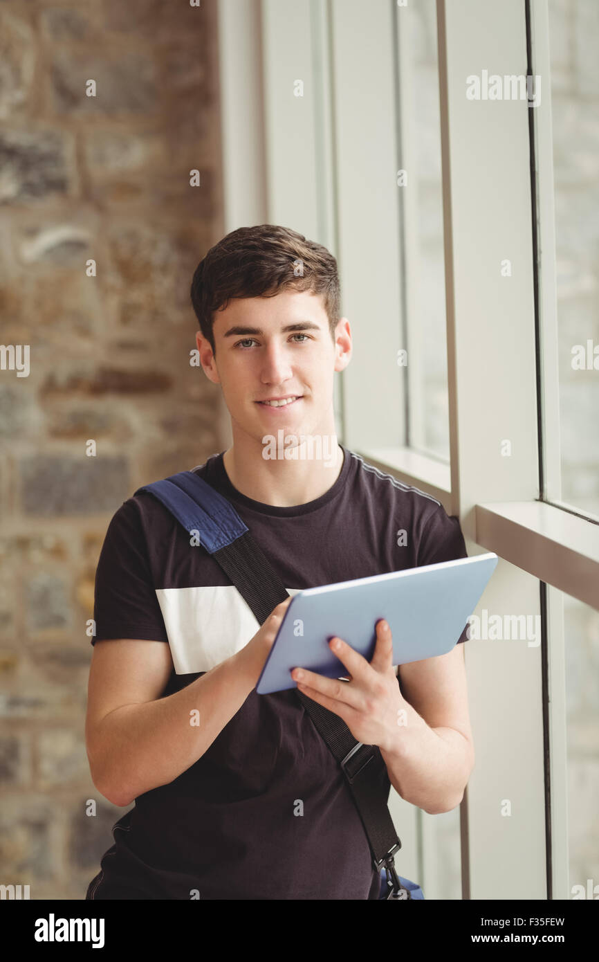 Porträt von männlichen Studenten mit digital-Tablette Stockfoto