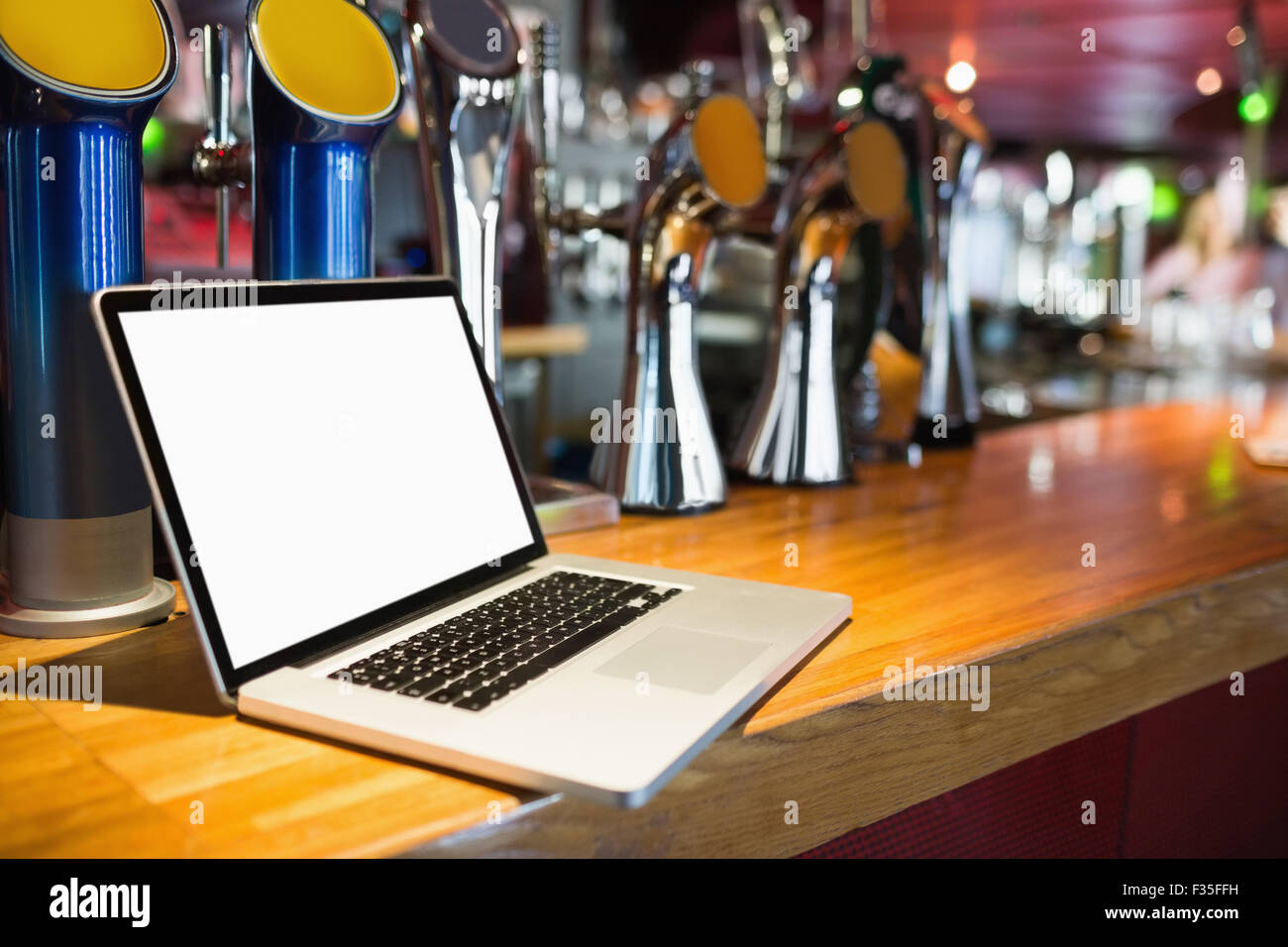 Laptop auf Bartheke Stockfoto