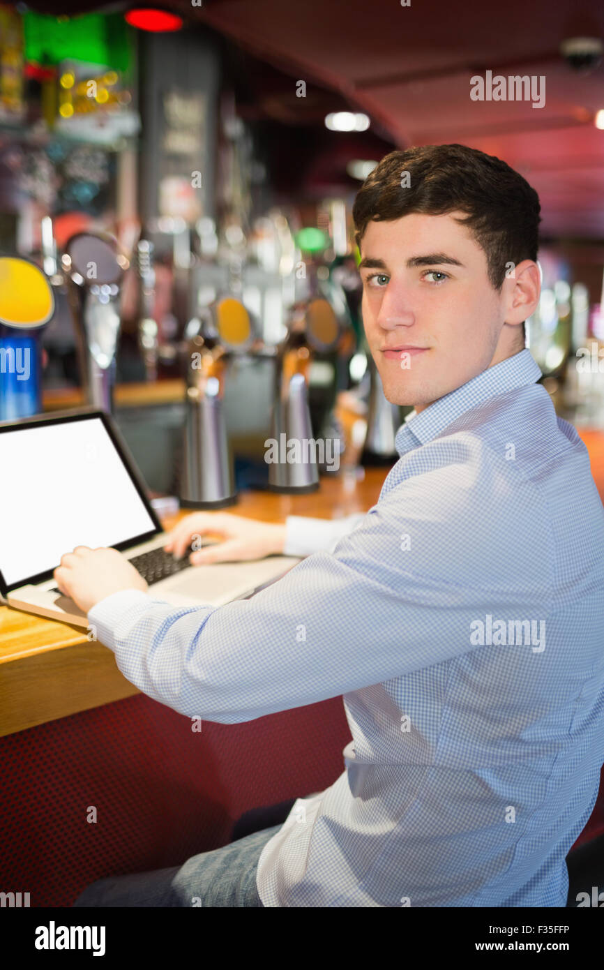 Portrait von Cnfident Mann mit laptop Stockfoto