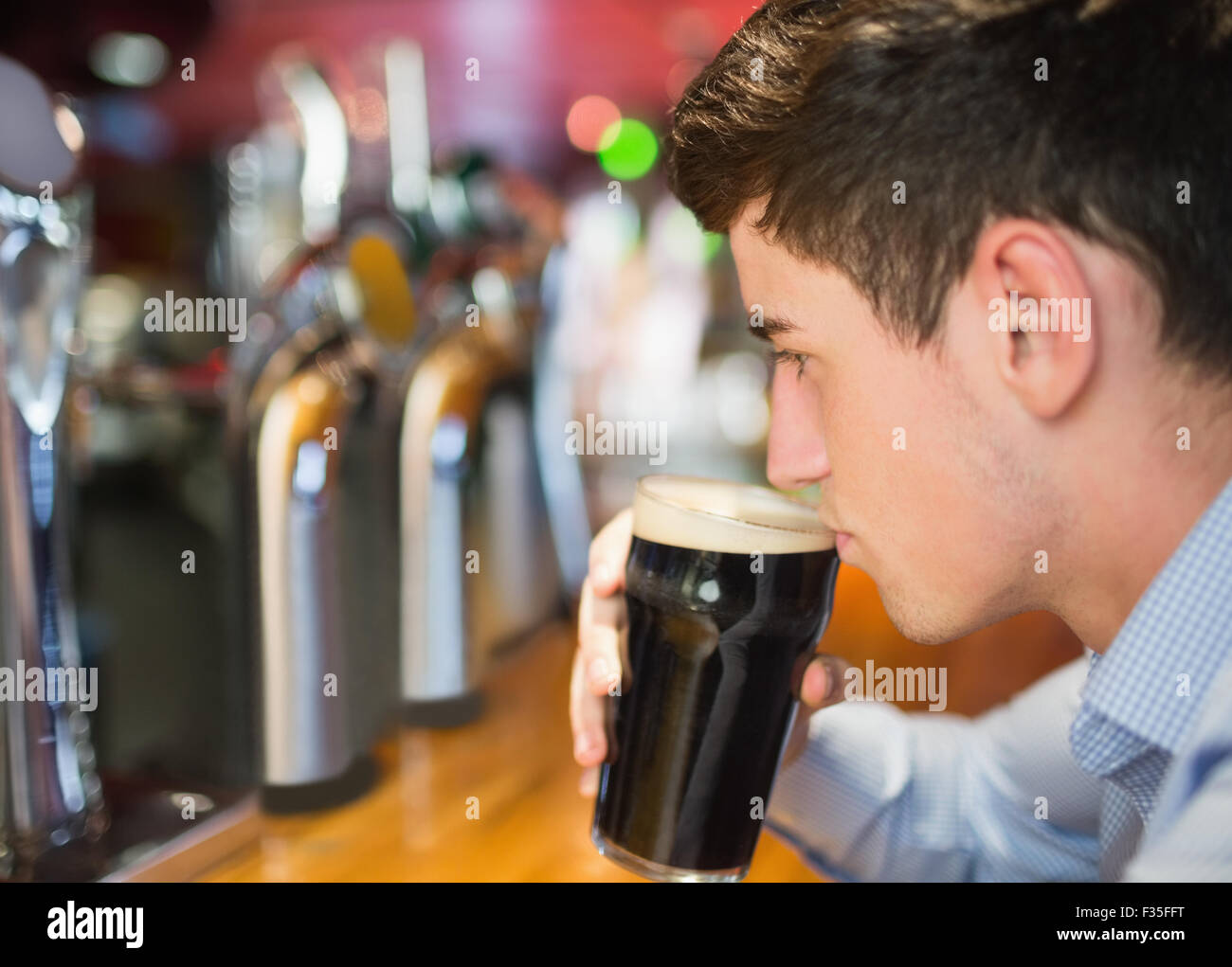 Mann mit Getränk an der Theke Stockfoto