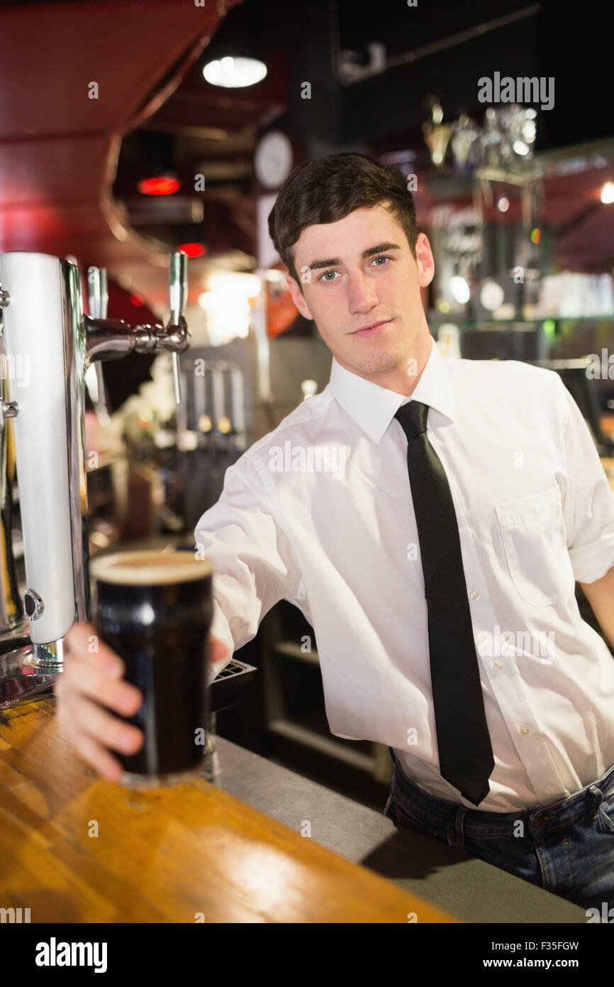 Porträt von männlichen Barkeeper Bierausschank Stockfoto