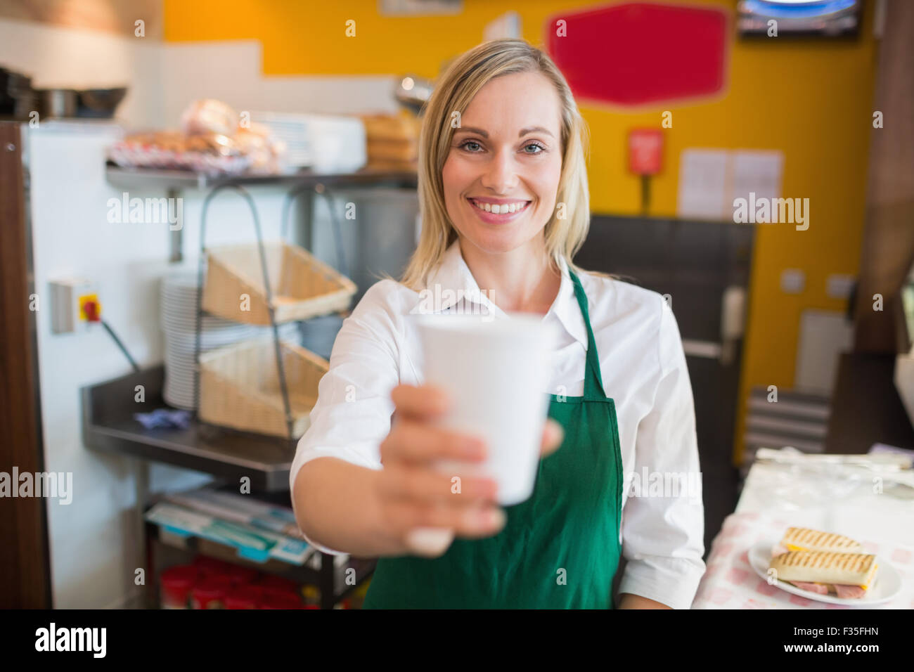 Porträt von glücklich weibliche Shopbetreiber mit Glas Stockfoto